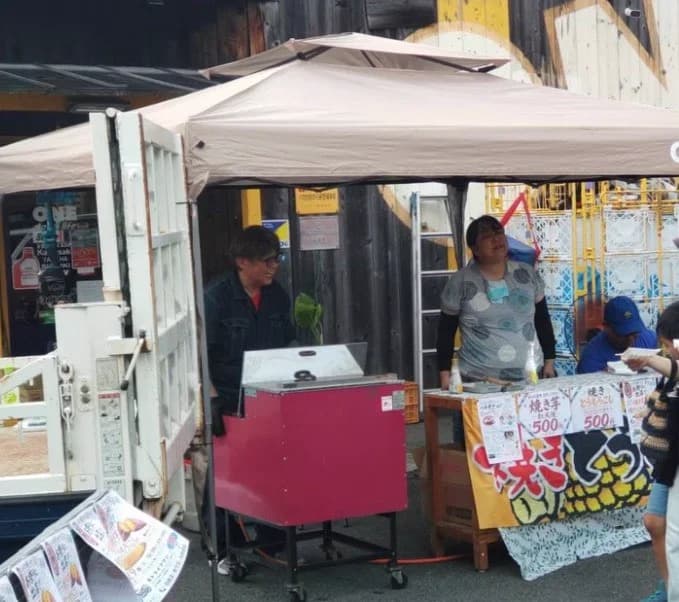 イベント出店テントでお客様と接する様子