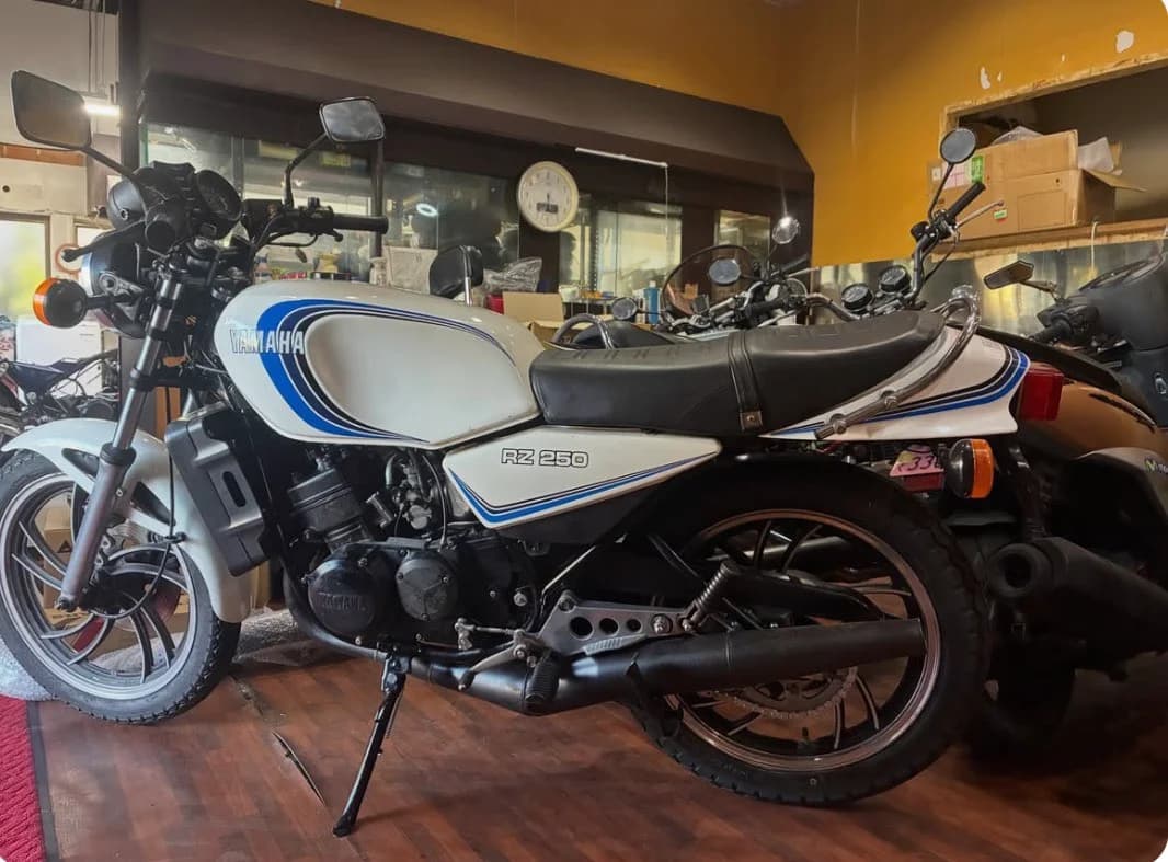 店内のRZ250